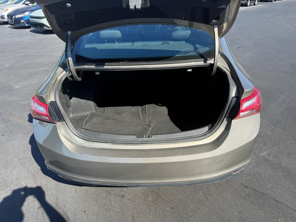 Chevrolet Malibu Vehicle Full-screen Gallery Image 06