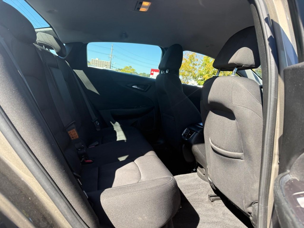 Chevrolet Malibu Vehicle Full-screen Gallery Image 10