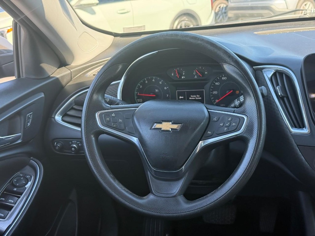 Chevrolet Malibu Vehicle Full-screen Gallery Image 12