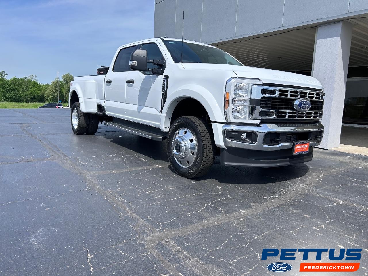 The 2024 Ford Super Duty F-450 DRW   photos