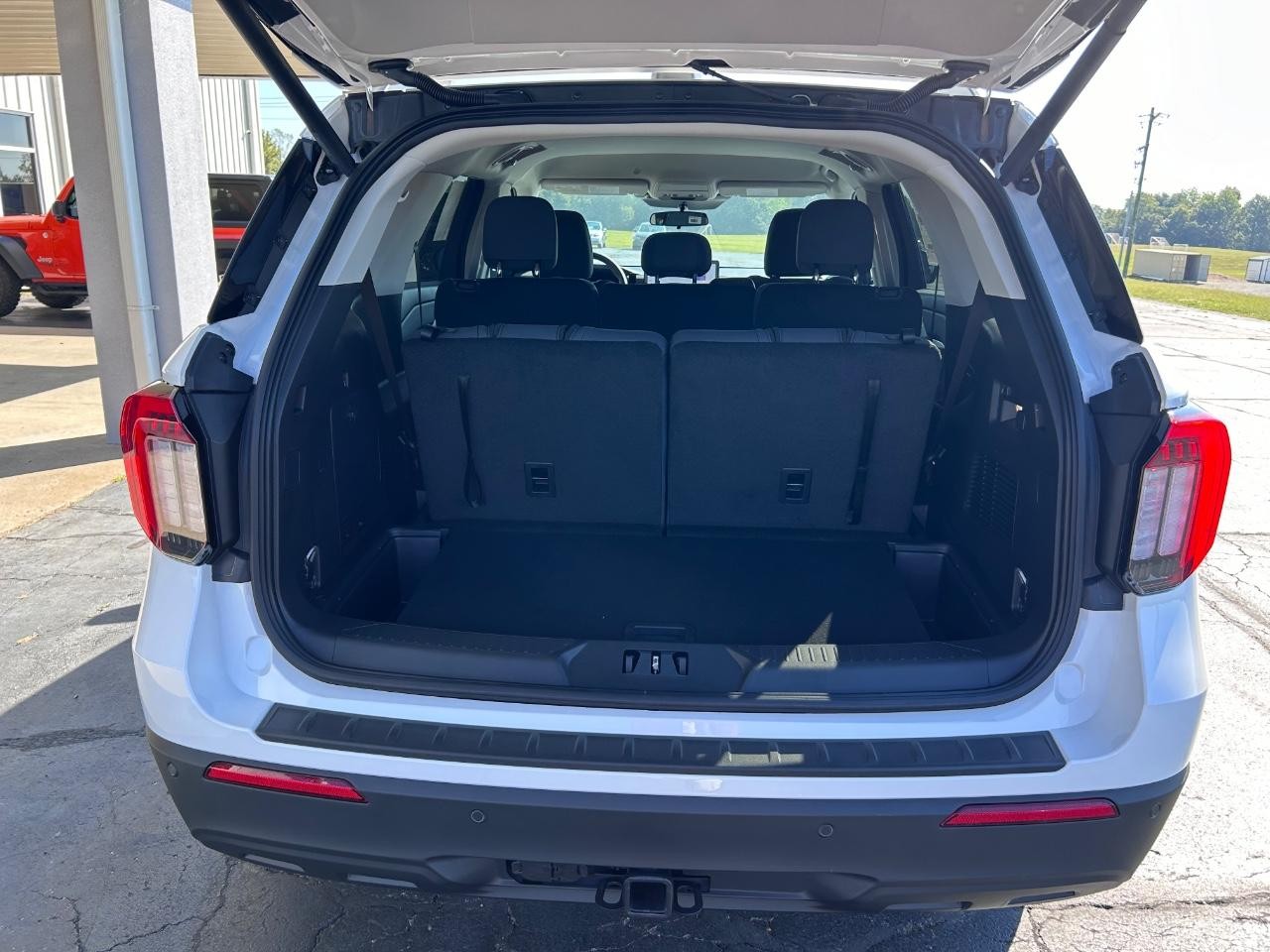 2025 Star White Metallic Tri-Coat Ford Explorer Active RWD SUV