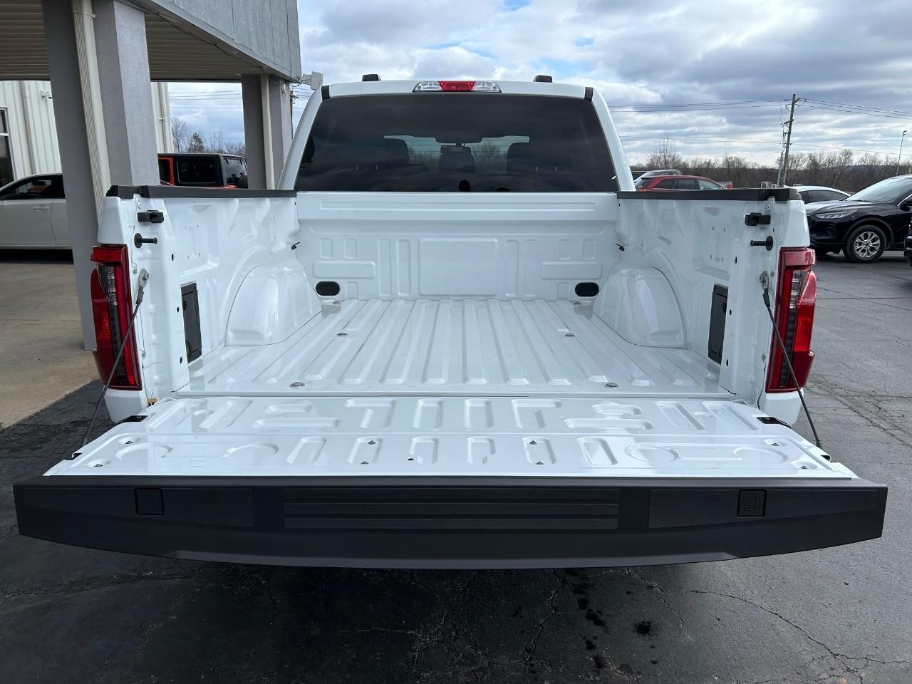2024 Oxford White Ford F-150 XLT 4X4 Truck