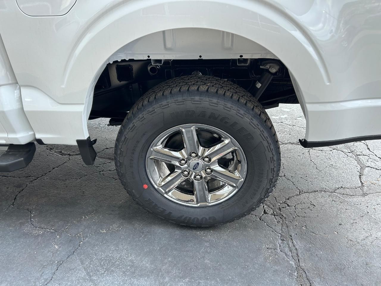 2024 Oxford White Ford F-150 XLT 4X4 Truck