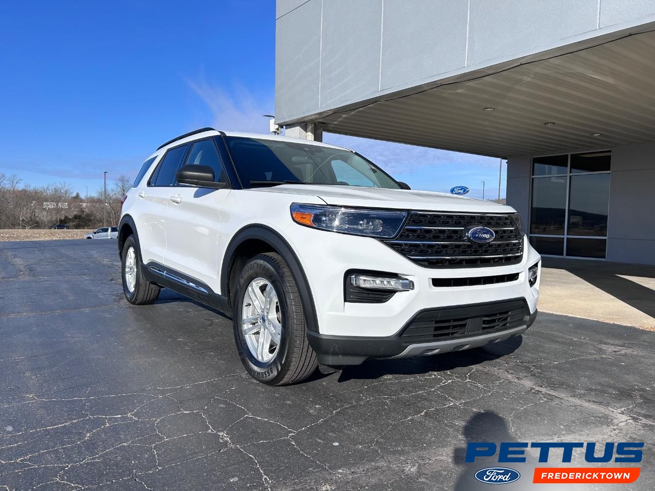 2023 Oxford White Ford Explorer XLT SUV