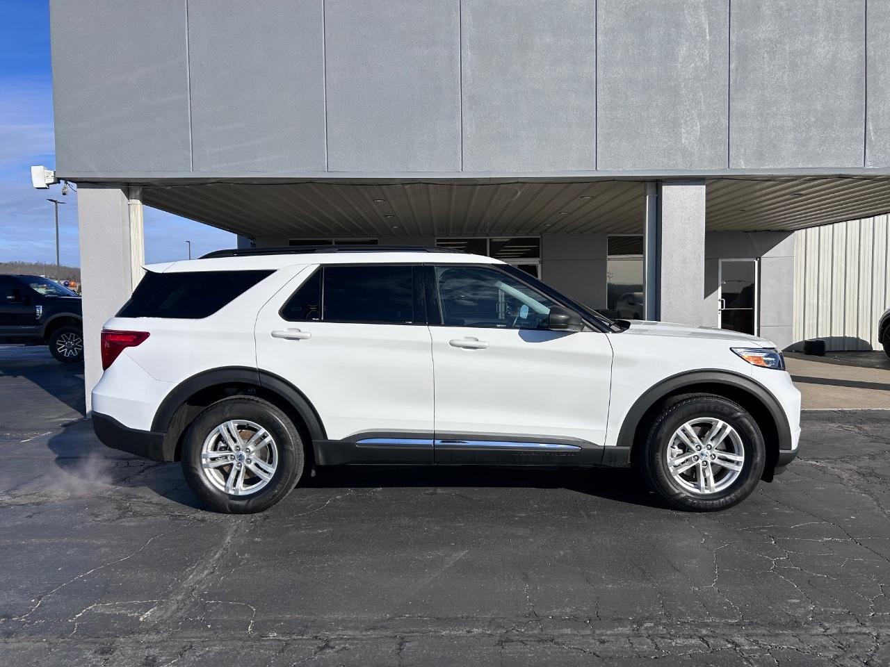 2023 Oxford White Ford Explorer XLT 4X4 SUV