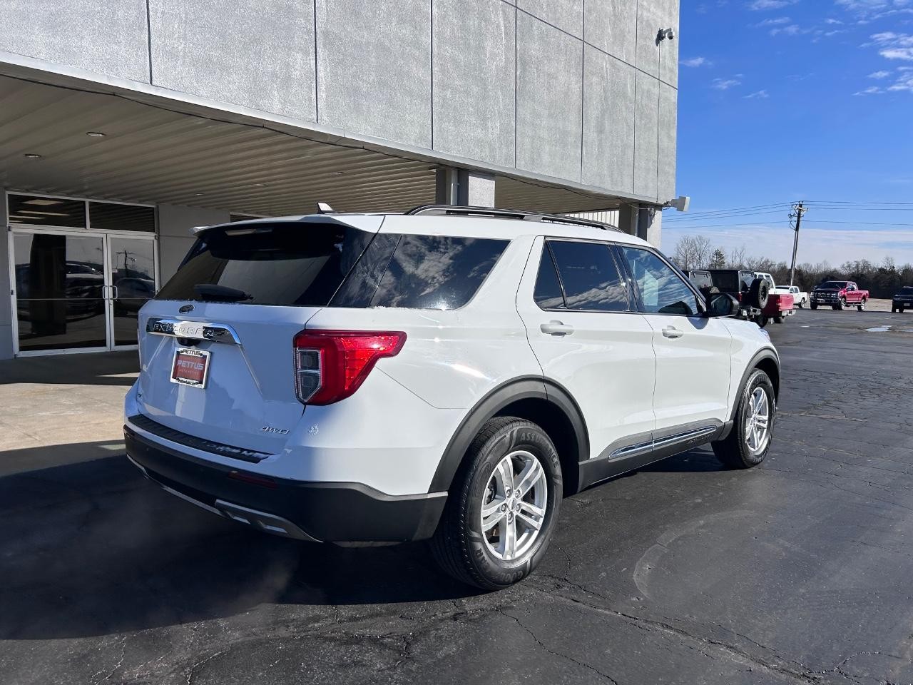 2023 Oxford White Ford Explorer XLT 4X4 SUV