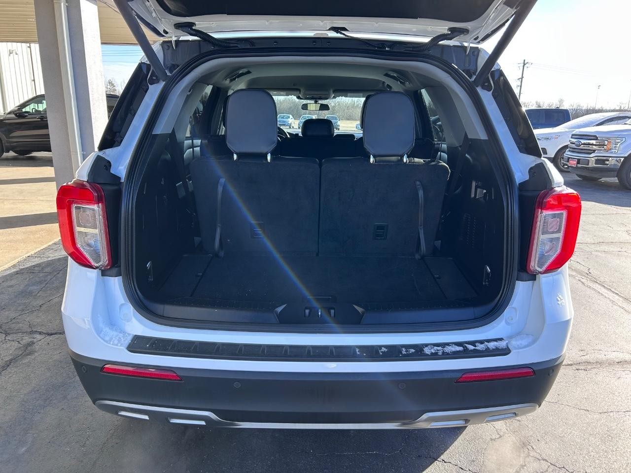 2023 Oxford White Ford Explorer XLT 4X4 SUV