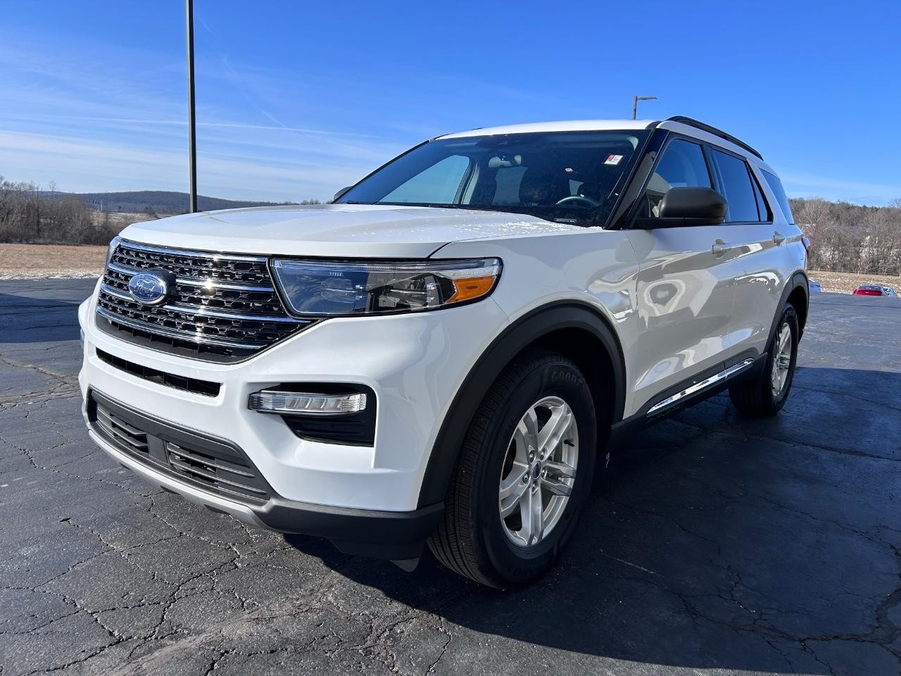 2023 Oxford White Ford Explorer XLT 4X4 SUV