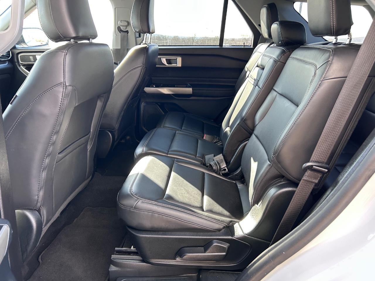 2023 Oxford White Ford Explorer XLT 4X4 SUV