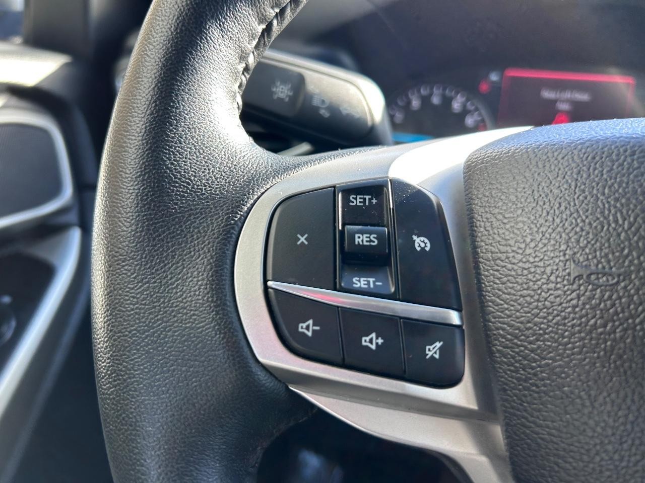 2023 Oxford White Ford Explorer XLT 4X4 SUV