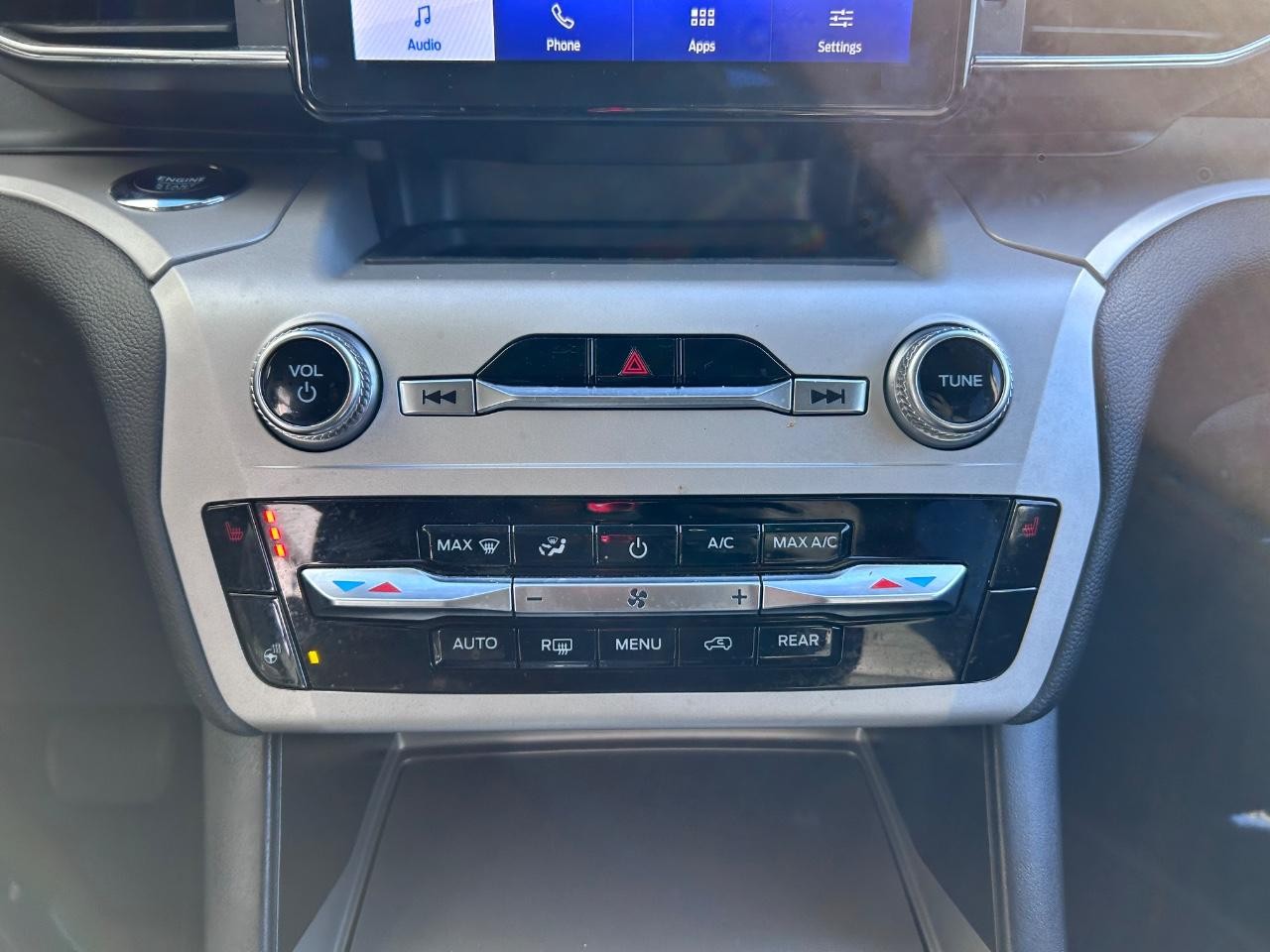 2023 Oxford White Ford Explorer XLT 4X4 SUV