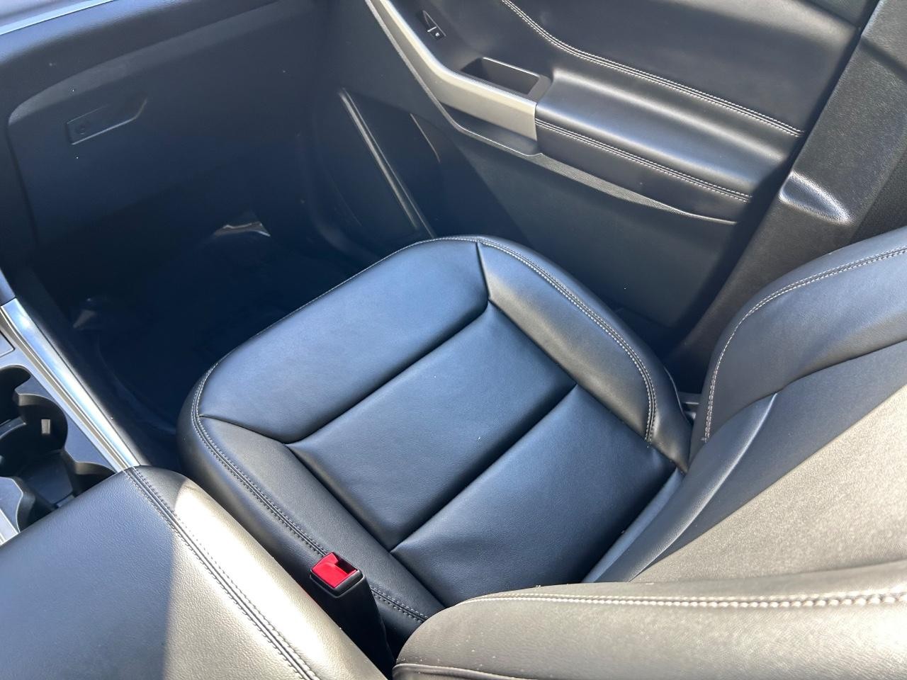 2023 Oxford White Ford Explorer XLT 4X4 SUV