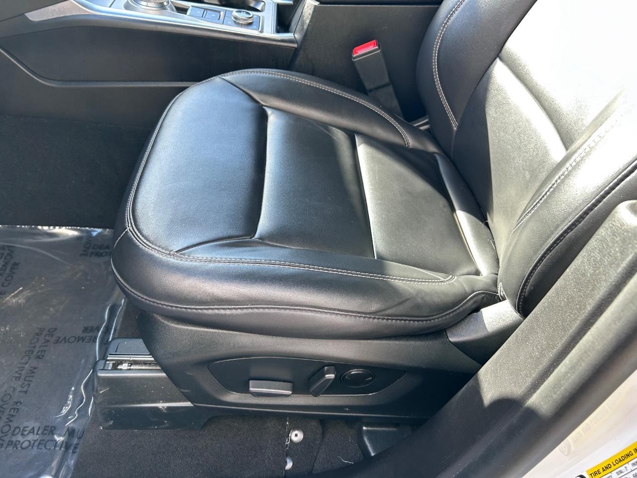 2023 Oxford White Ford Explorer XLT 4X4 SUV