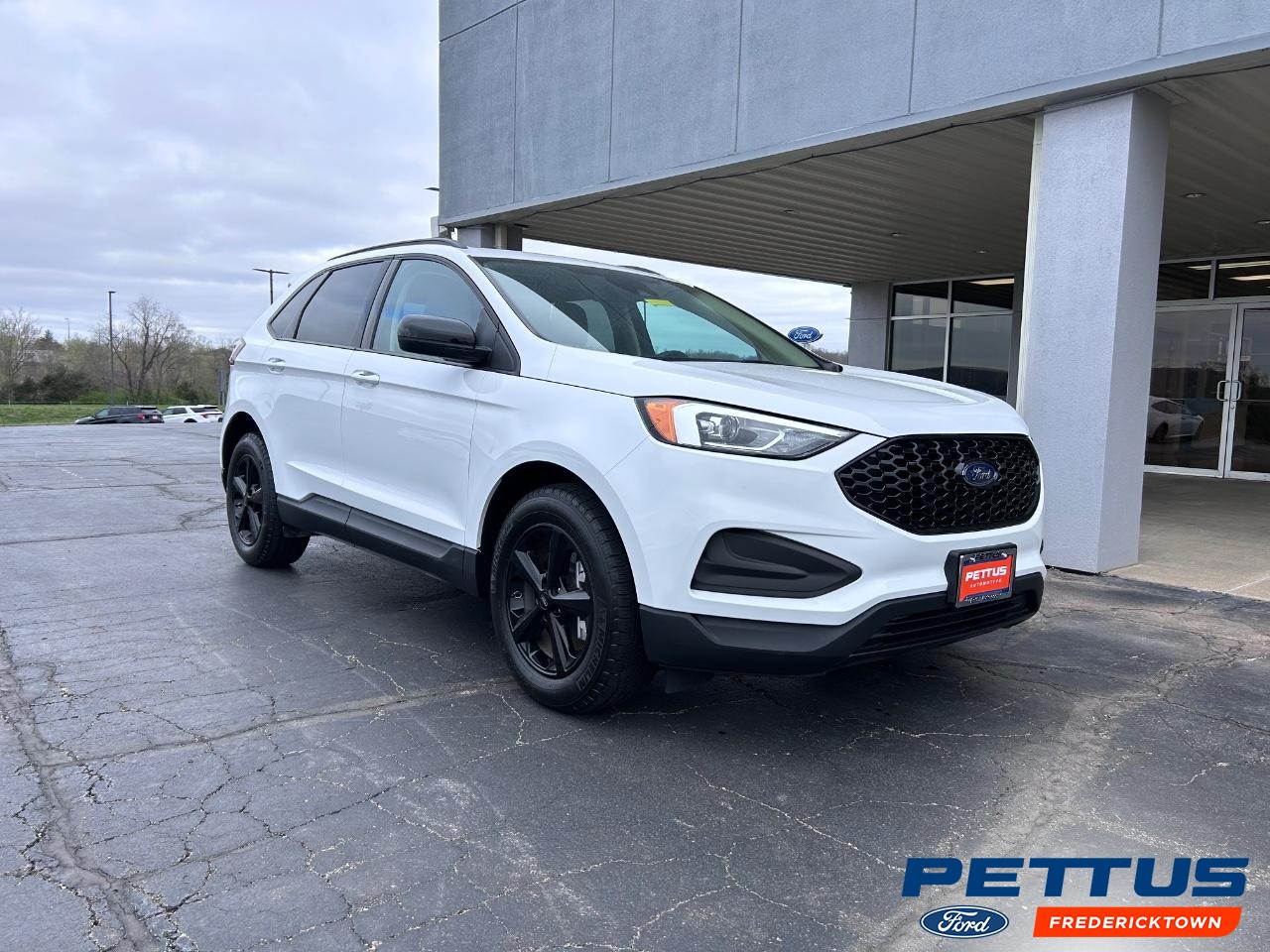 2024 Oxford White Ford Edge SE SUV
