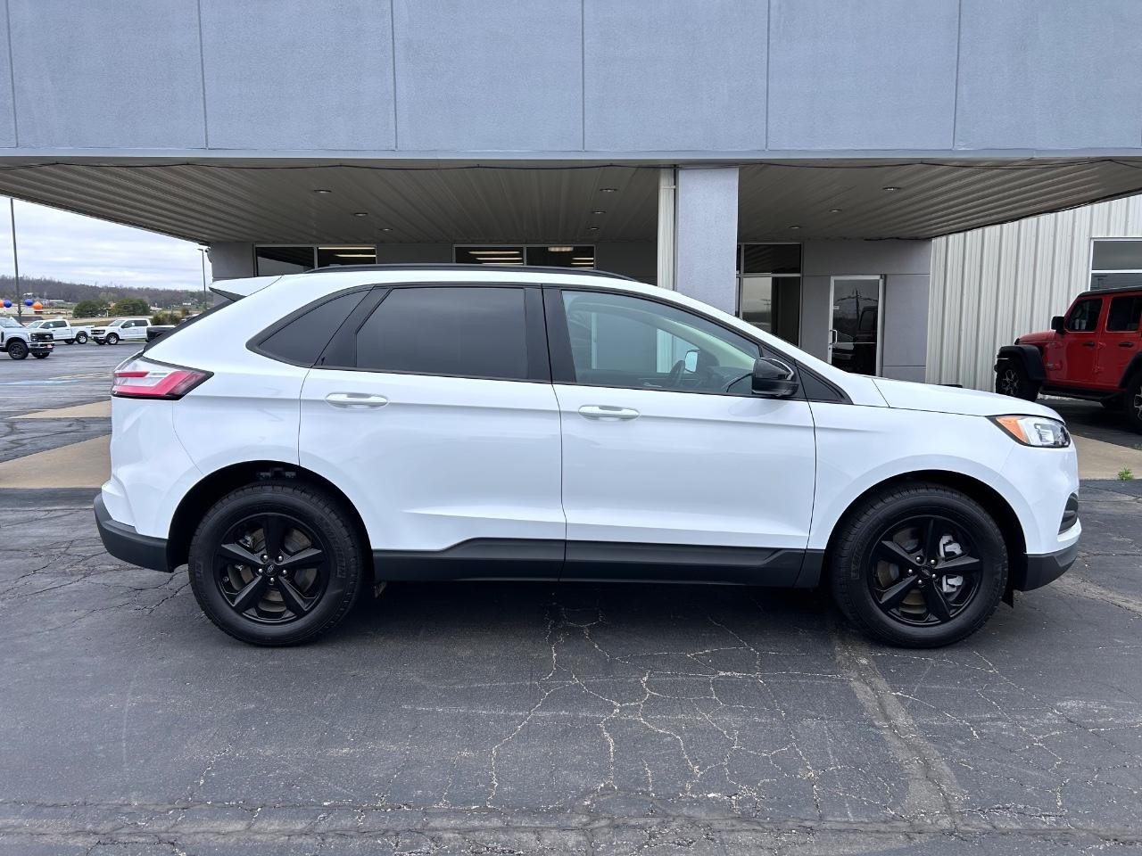 2024 Oxford White Ford Edge SE AWD SUV
