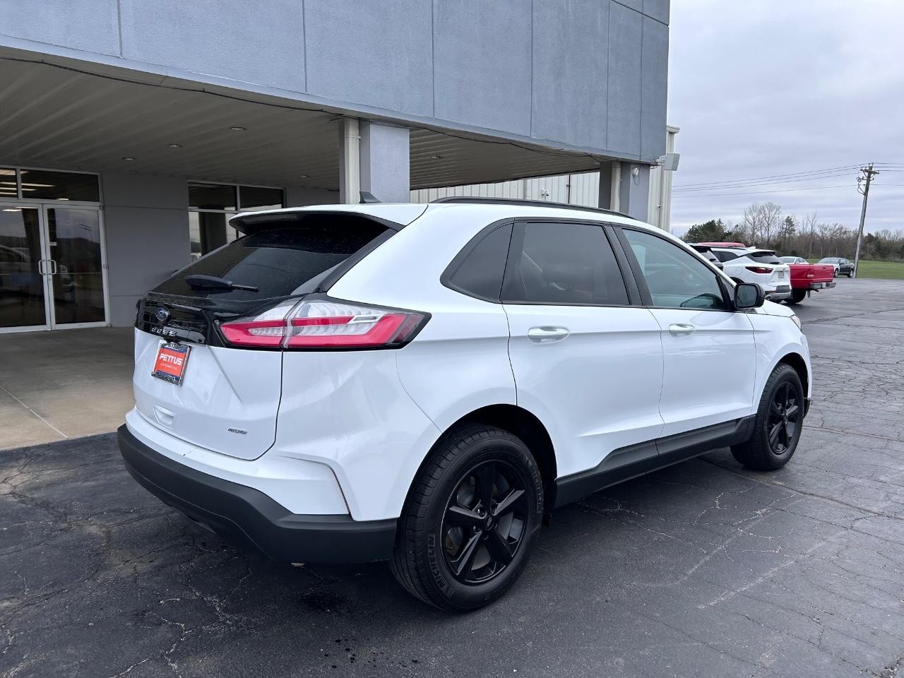 2024 Oxford White Ford Edge SE AWD SUV