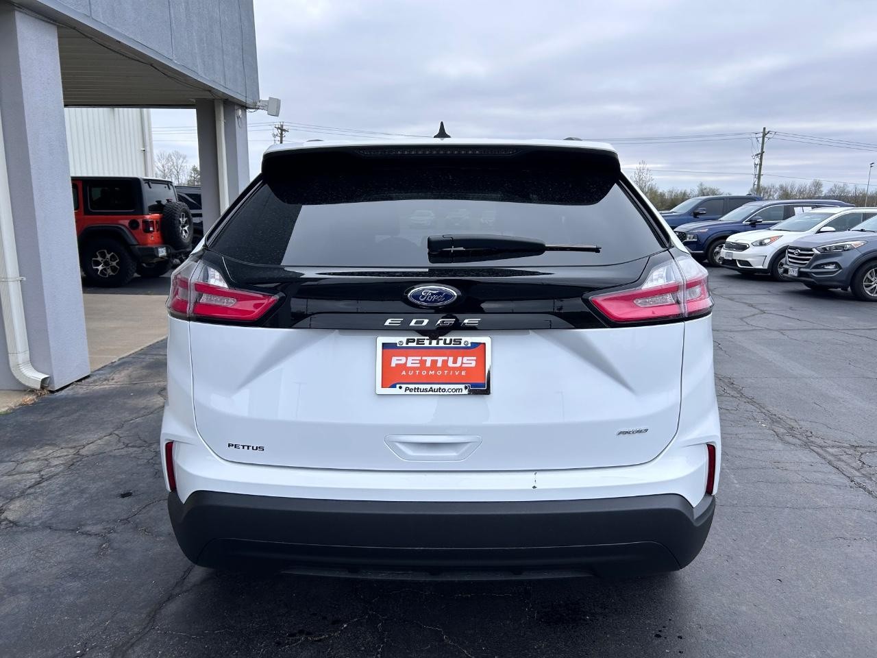 2024 Oxford White Ford Edge SE AWD SUV