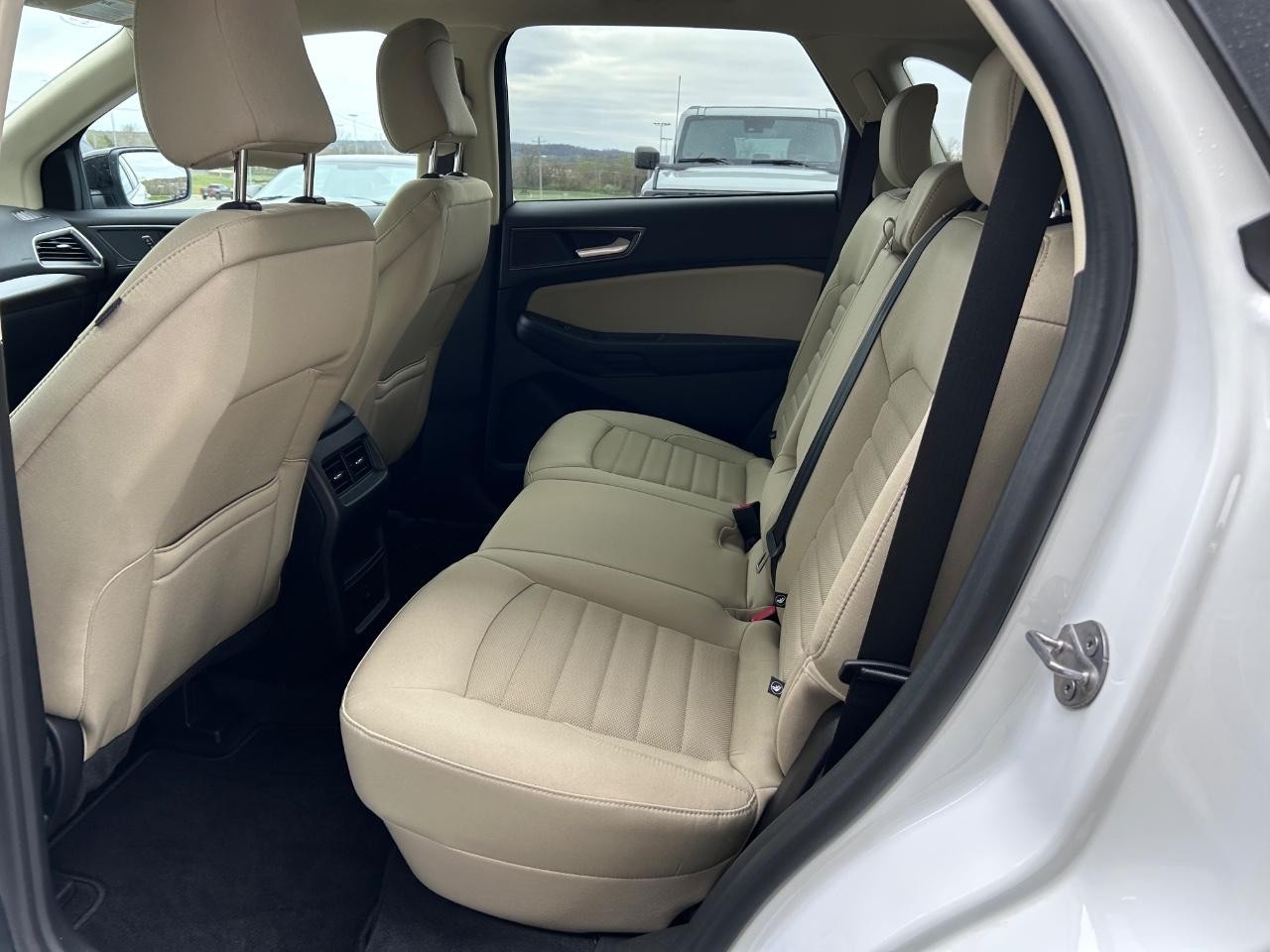 2024 Oxford White Ford Edge SE AWD SUV