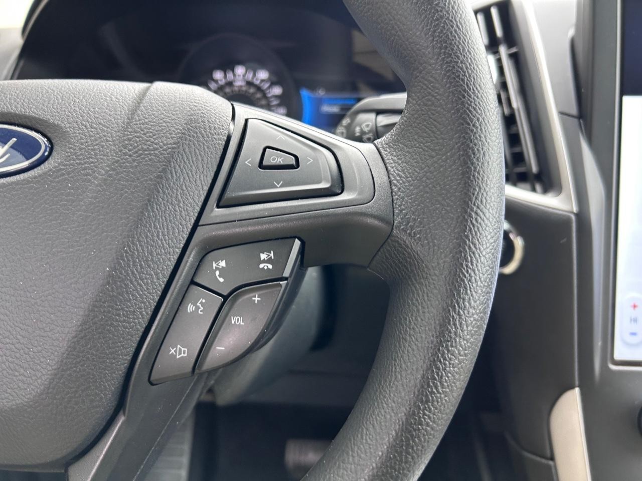 2024 Oxford White Ford Edge SE AWD SUV