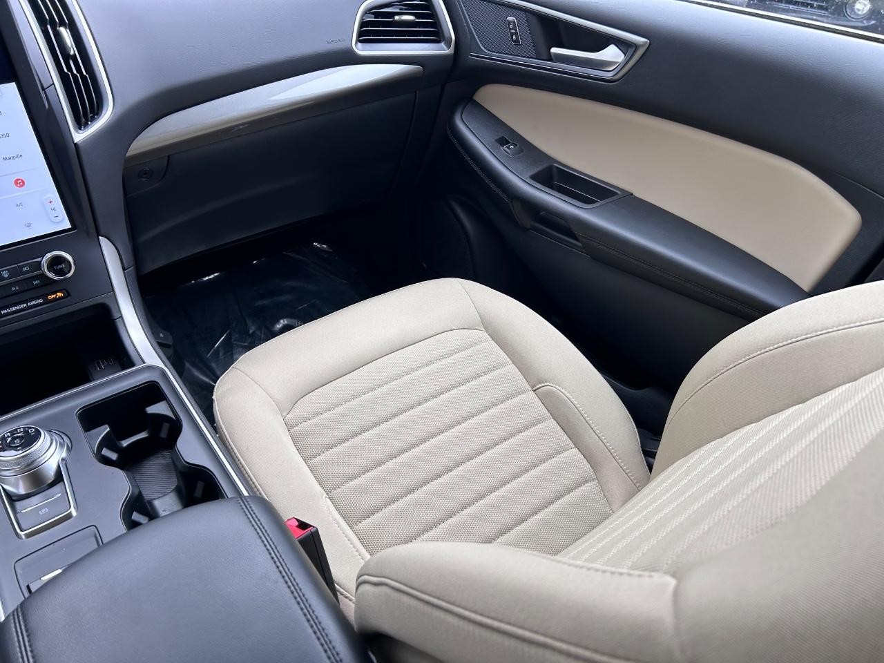 2024 Oxford White Ford Edge SE AWD SUV