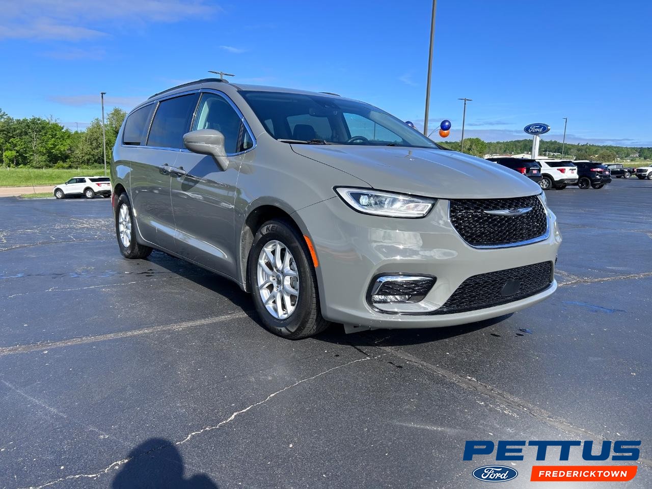 2022 Ceramic Gray Clearcoat Chrysler Pacifica Touring L Van