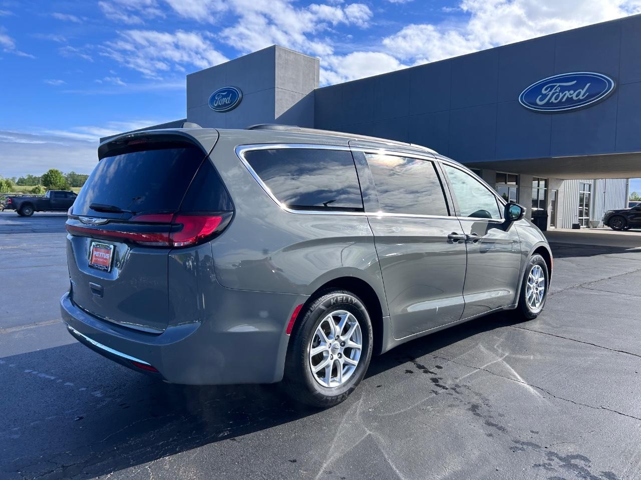 2022 Ceramic Gray Clearcoat Chrysler Pacifica Touring L FWD Van