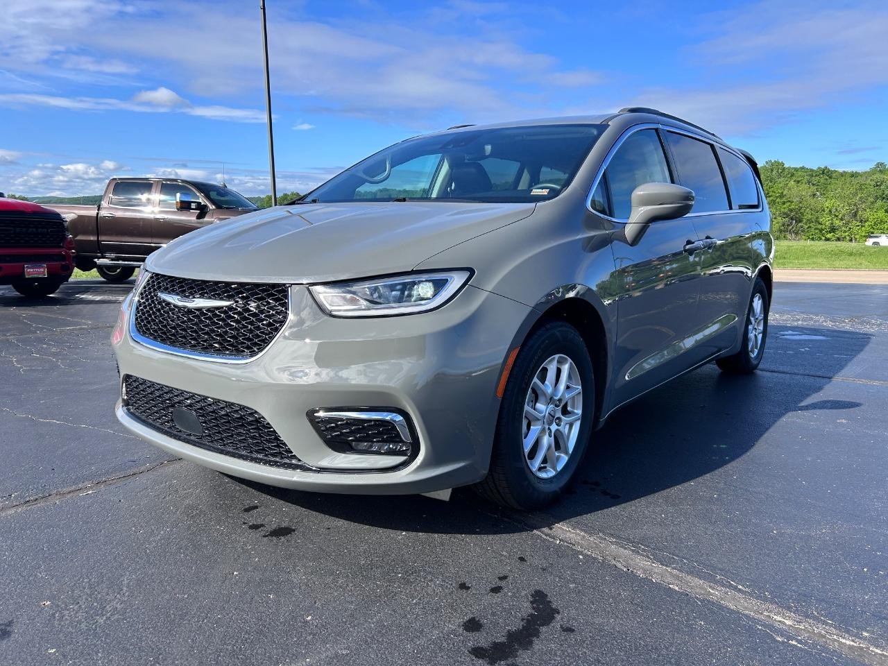 2022 Ceramic Gray Clearcoat Chrysler Pacifica Touring L FWD Van