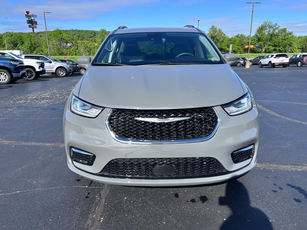 2022 Ceramic Gray Clearcoat Chrysler Pacifica Touring L FWD Van