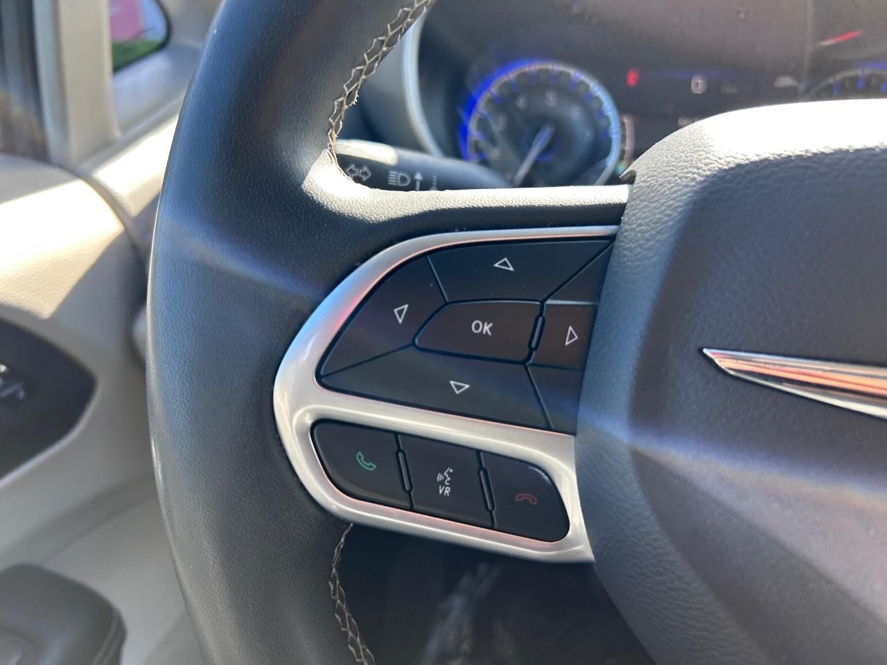 2022 Ceramic Gray Clearcoat Chrysler Pacifica Touring L FWD Van