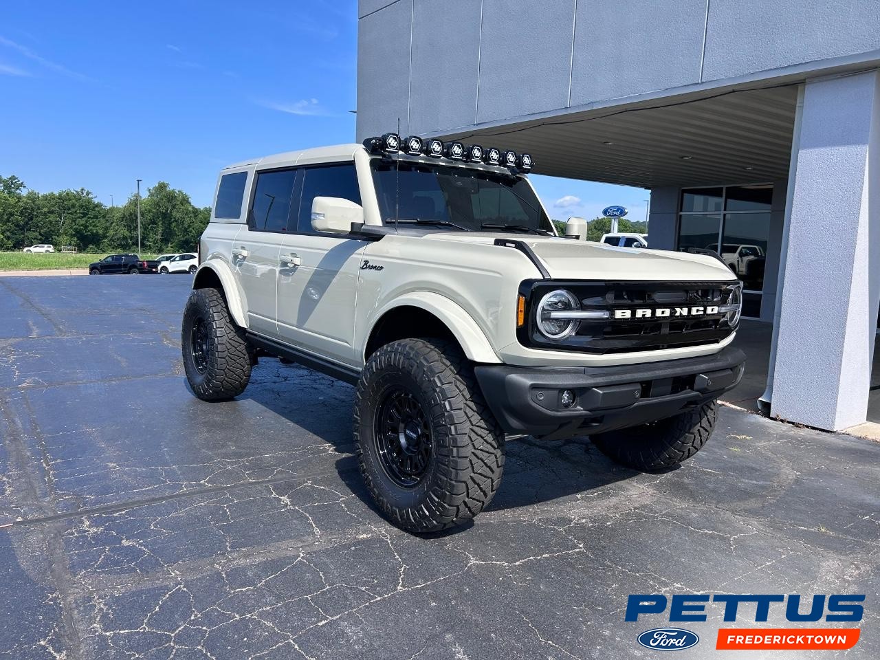 2025 Desert Sand Ford Bronco Outer Banks SUV