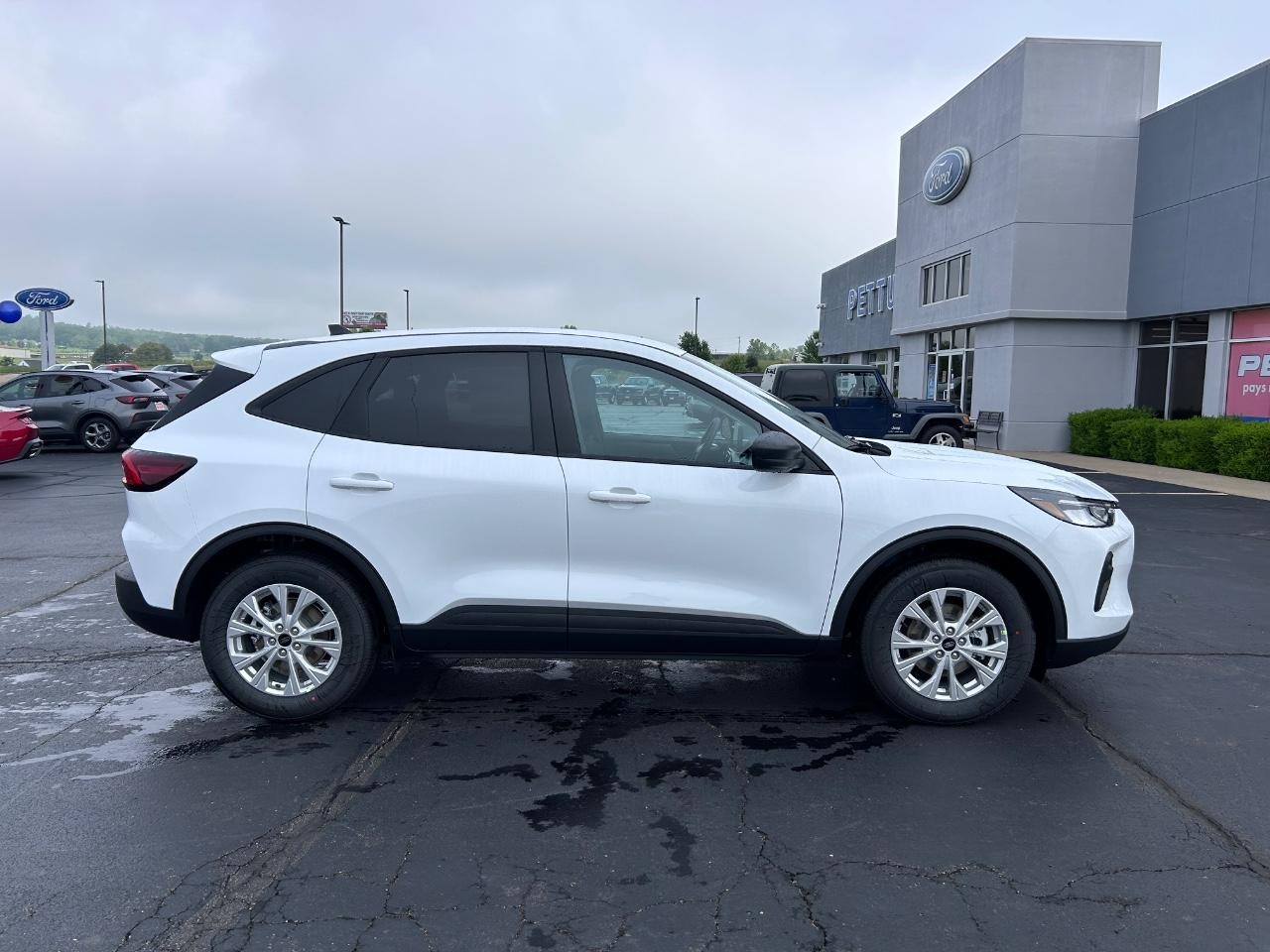 2025 Oxford White Ford Escape Active FWD SUV