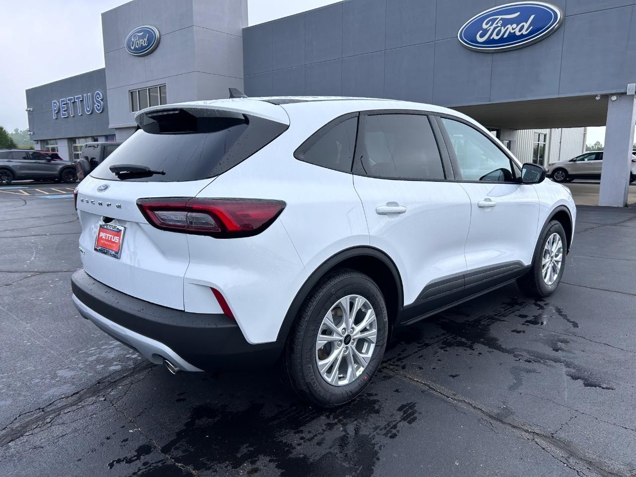 2025 Oxford White Ford Escape Active FWD SUV
