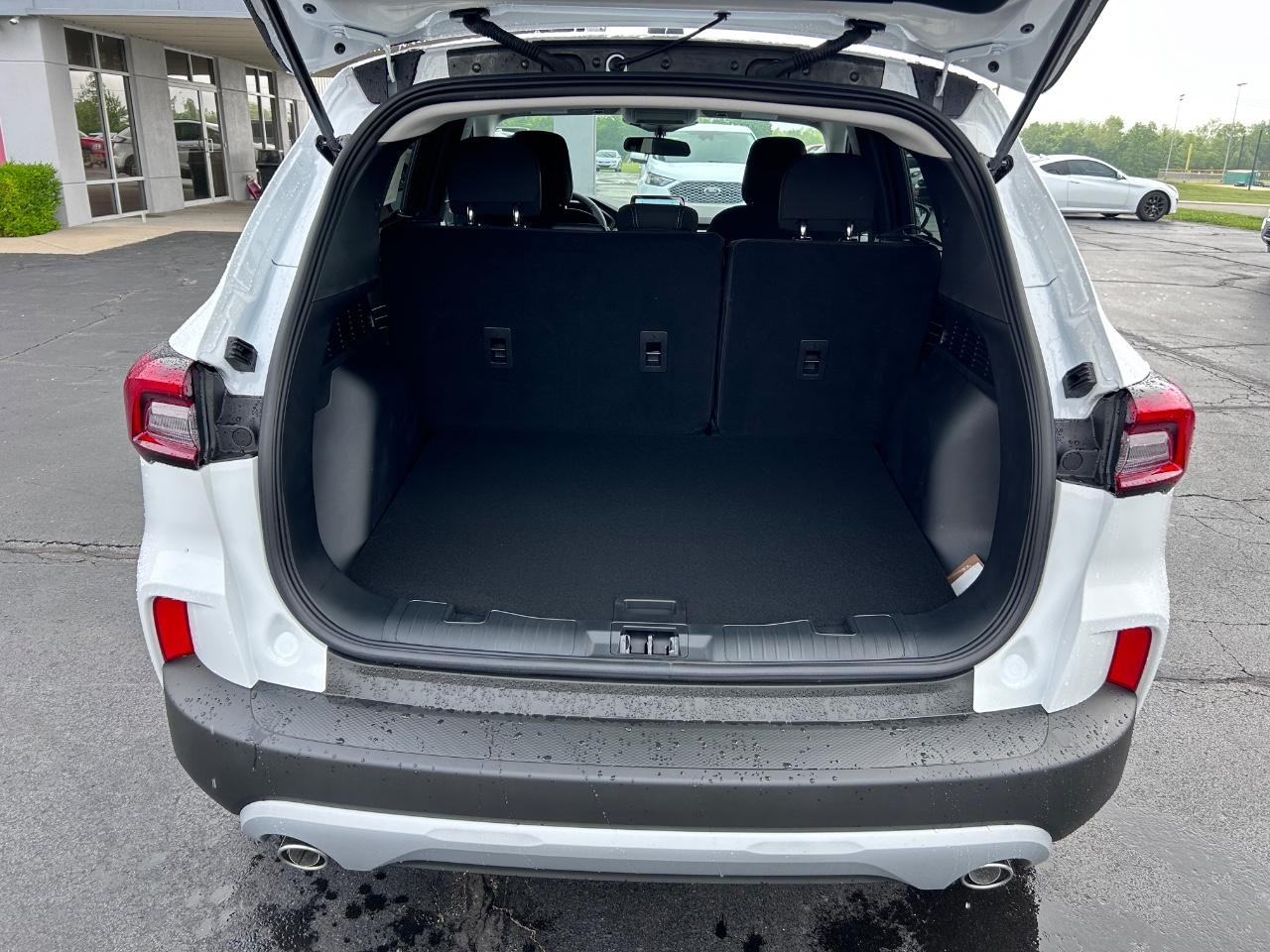 2025 Oxford White Ford Escape Active FWD SUV
