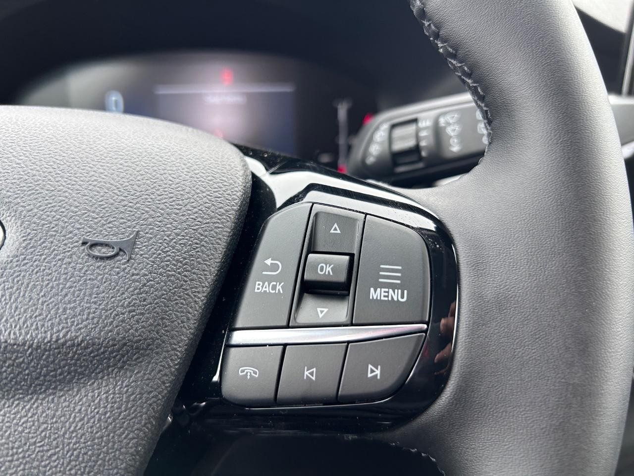 2025 Oxford White Ford Escape Active FWD SUV