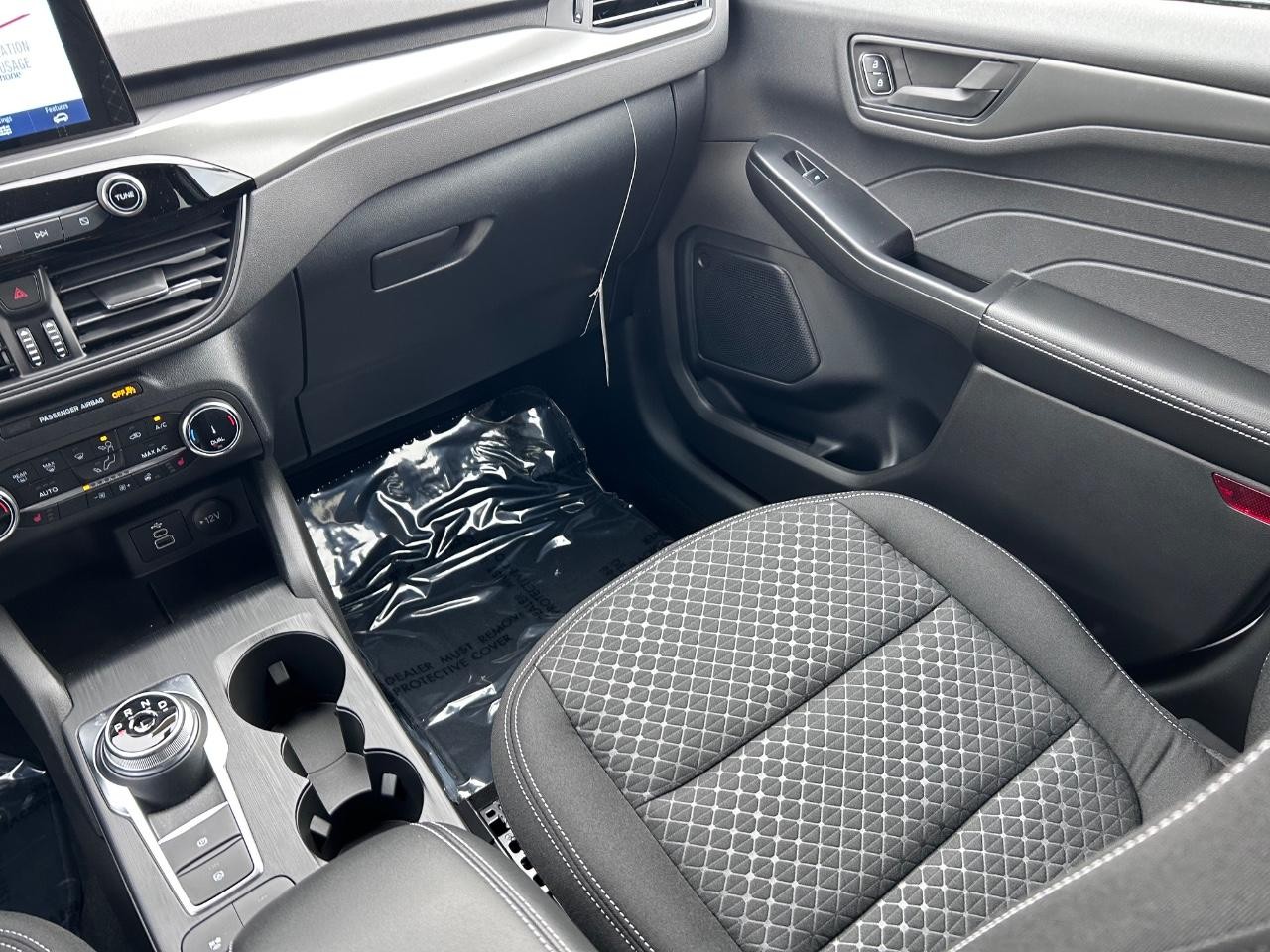 2025 Oxford White Ford Escape Active FWD SUV