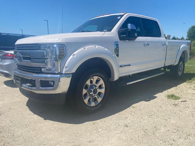 2018 WHITE Ford Super Duty F-350 SRW Lariat Truck