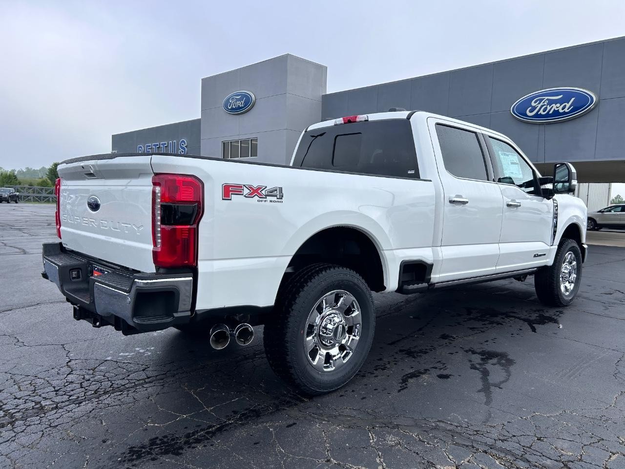 2025 Star White Metallic Tri-Coat Ford Super Duty F-350 SRW LARIAT 4X4 Truck