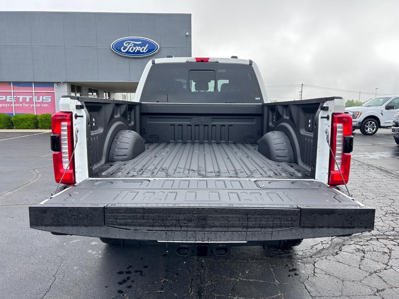 2025 Star White Metallic Tri-Coat Ford Super Duty F-350 SRW LARIAT 4X4 Truck