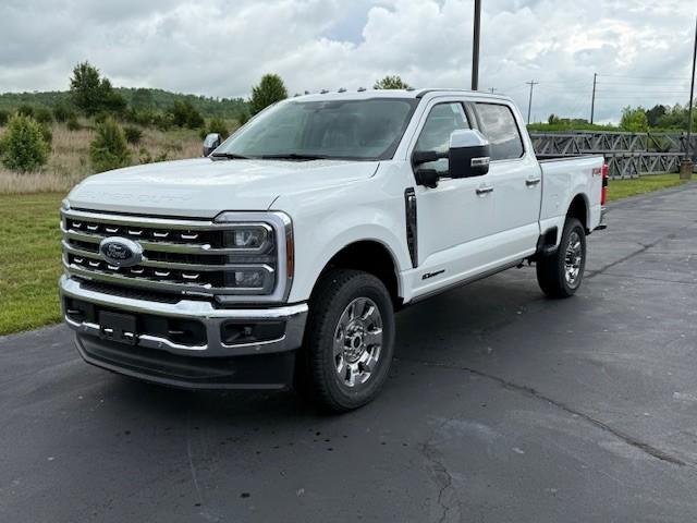 2025 Star White Metallic Tri-Coat Ford Super Duty F-350 SRW Lariat 4X4 Truck