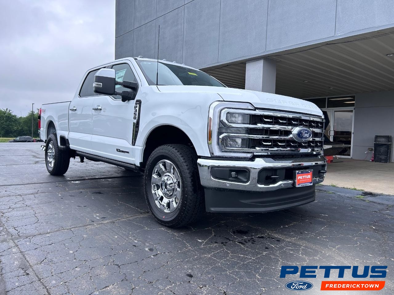 2025 Oxford White Ford Super Duty F-350 SRW LARIAT Truck