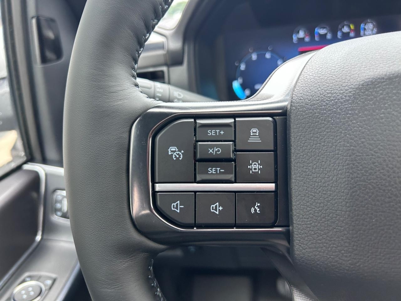 2025 Ford F-150 Platinum photo 13