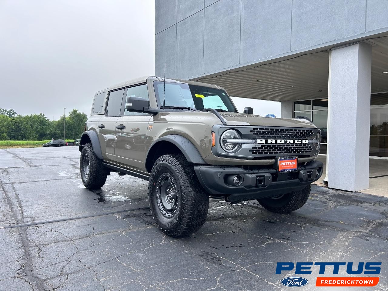 2025 Desert Sand Ford Bronco Badlands 4X4 SUV