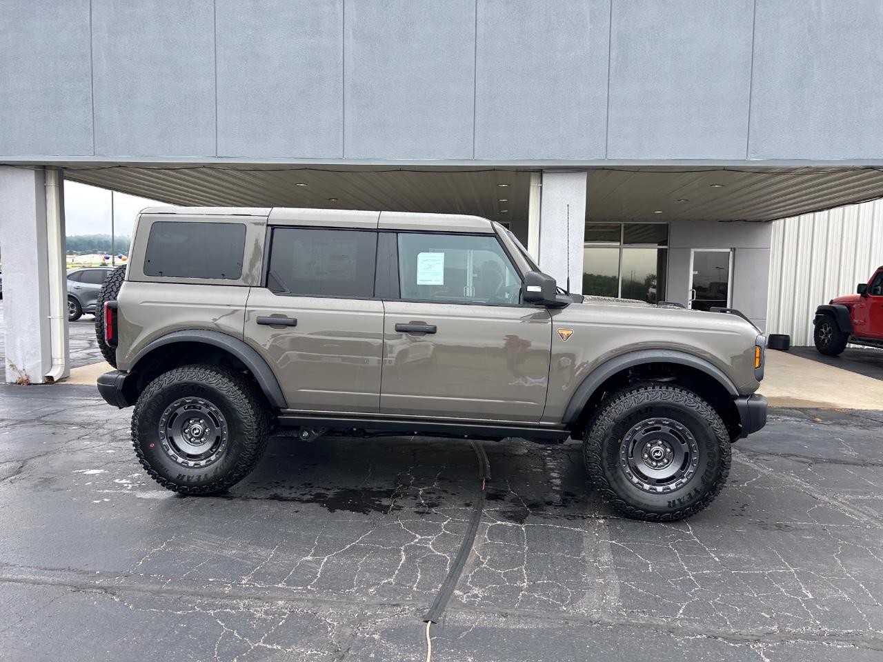2025 Desert Sand Ford Bronco Badlands 4X4 SUV