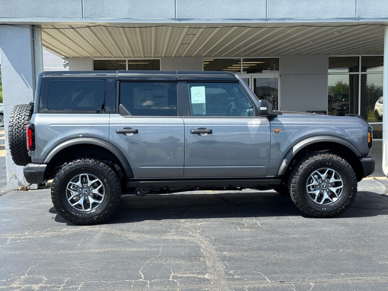 2025 Ford Bronco Badlands photo 2