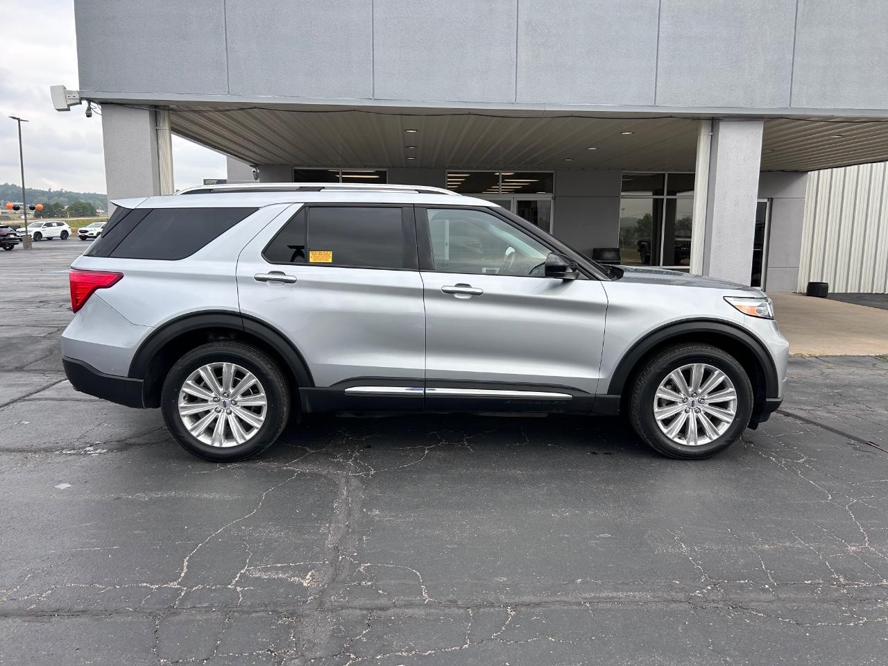 Ford Explorer Vehicle Full-screen Gallery Image 02