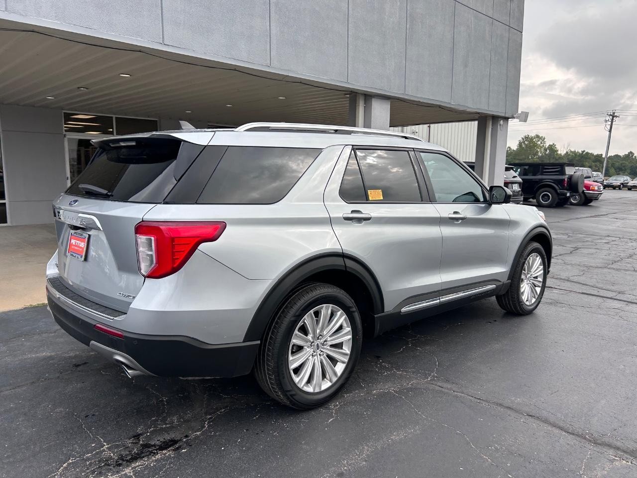 Ford Explorer Vehicle Full-screen Gallery Image 03