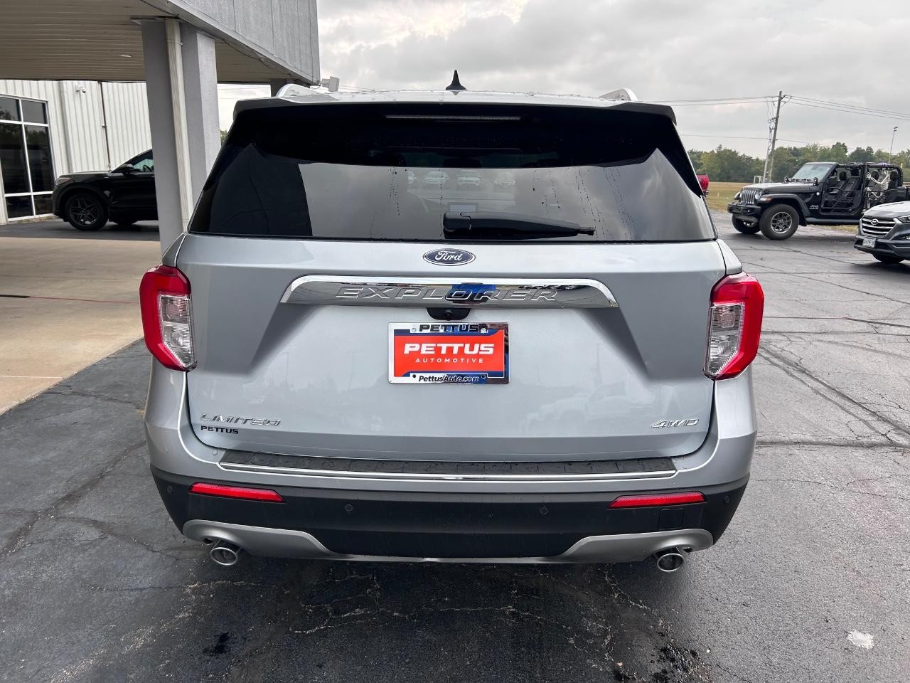 Ford Explorer Vehicle Full-screen Gallery Image 04