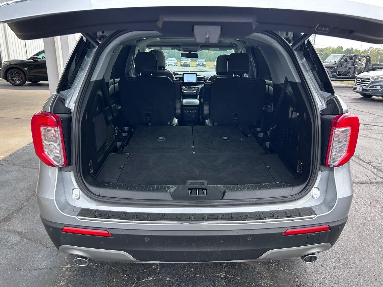 Ford Explorer Vehicle Full-screen Gallery Image 05