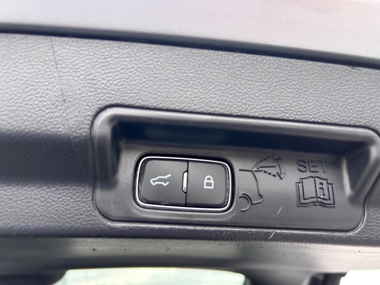 Ford Explorer Vehicle Full-screen Gallery Image 06