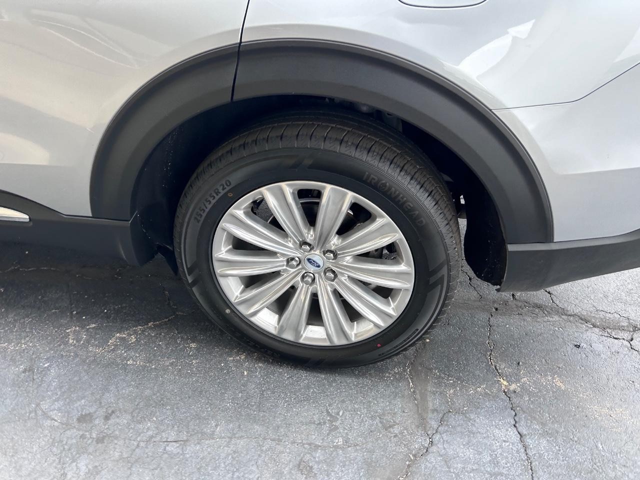 Ford Explorer Vehicle Full-screen Gallery Image 07